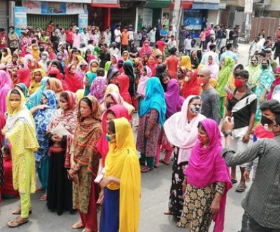 Hundreds of protesters block the highway for due salary and Eid Bonus